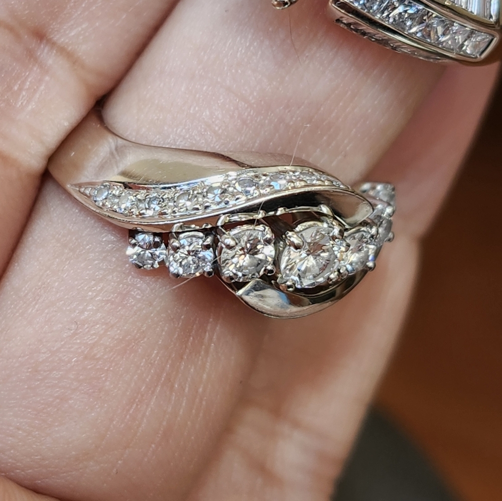 Beautiful Diamond ring In 14k Gold. - Picture 7 of 8